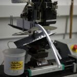 Zbliżenie maszyny testującej noże, precyzyjna metalowa konstrukcja