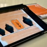 Lineart w rysunku cyfrowym: pędzle, grubość linii i czystość konturu Szkic lineart wazonów z kwiatem na tablecie graficznym z rysikiem